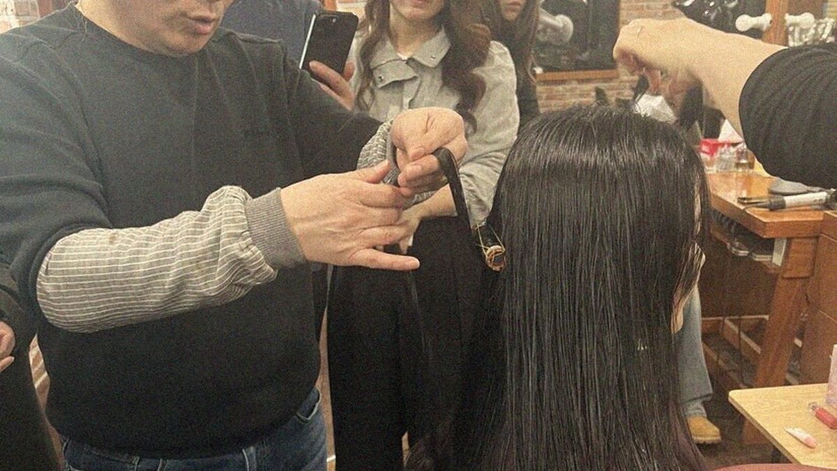 Hong Jihoon показывает технику на модели в Masstige Hair Academy, Сеул